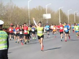 奔跑在中原大地，郑开马拉松直播背后的激情与温度