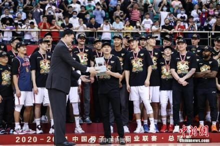 CBA国内球员顶薪上限600万，职业化的拐点还是薪资泡沫的终点？