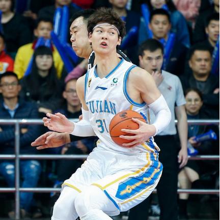 辽宁篮球队韩德君个人资料，从草根到CBA冠军中锋的传奇之路